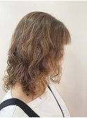 セミロングのウェーブスタイル