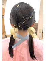 カットハウス はさみの部屋&nbsp;セミロング/タイトツインシニヨン/交差アレンジ/金箔・リボン