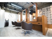 シェルマン(Charmant)の雰囲気（店内は木目調の暖かくリラックスして頂ける美容院♪）