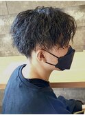 センターパートツイストスパイラルパーマツーブロックメンズヘア