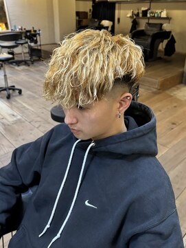 ミオ ベガ(Mio'' VEGA) ブリーチパーマでつくるスペインカール　フェードパーマ