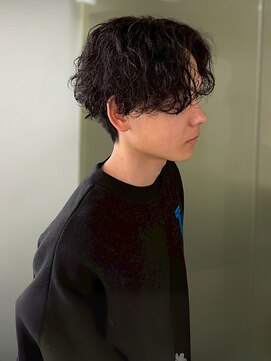 セプト 博多(SEPT.) 波巻きスパイラルパーマ センターパート メンズミディアム 束感