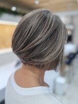 ステア ケース(stair case)&nbsp;白髪を活かした淡いグレージュ×ローライトで動きのあるボブに