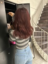 カミエ(kamie)&nbsp;ロングヘアをピンクに染めて、艶やかに仕上げた上質なスタイル