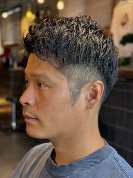 ニゲラ 町田(NIGELA) 癖毛を活かした刈り上げショート