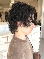 アンジュベイナハ (Ange Bay NAHA)&nbsp;清潔感と色気を両立した、大人のための縦落ちパーマ