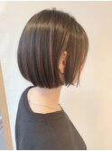 コンパクトまとまる艶感前下がりボブ