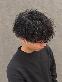 シェノン(SHENON)の写真/簡単スタイリング！波巻きパーマでメンズカジュアルに柔らかさと優しさUP♪