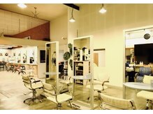 ヘアールースオサム(Hair LUZ 036)の雰囲気（元々倉庫だった為、店内は天井が高く、開放的な広々とした空間。）