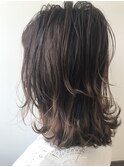 透け感が柔らかいアッシュベージュ/レイヤーたっぷりミディアム