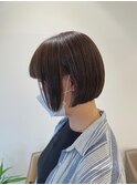 クセやうねりもタイトに収めたオシャレミニボブ