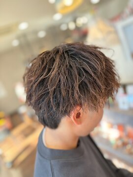 ヘアーワークス ボナ(HAIR WORKS bona.) メンズヘアカラー×緩めツイストパーマ ブリーチ/メッシュ