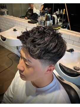 キングスマントーキョー 多摩センター2nd(KINGSMAN TOKYO) パーマ×フェードスタイル