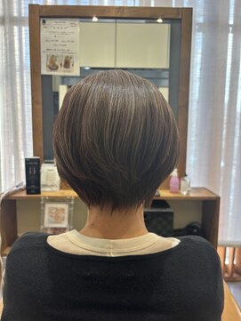 ルシードスタイルアイフラット(LUCIDO STYLE I-FLAT) くびれショート/白髪ぼかしハイライト/30代/40代/50代