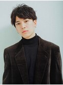 暗めなブラウン系カラーで柔らかくみせるメンズショートマッシュ
