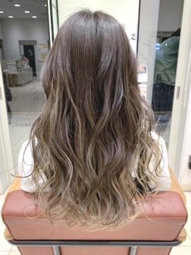 クアトログランシュ ひたちなか店(QUATRO×GranCieux) ナチュラルベージュバレイヤージュ