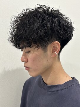 ヒュイル バイ ニアウ(Hwyl by Niau) メンズマッシュパーマ波巻スパイラルパーマニュアンスパーマ眉毛