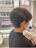 シルエットで魅せる、上品ショート