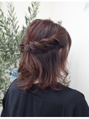 ピンク系のカラーにヘアアレンジ