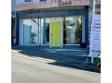 駐車場は店舗前と道を挟んで真向いにあります