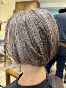 アフティ(afumty)の写真/ただ白髪を隠すだけじゃない！ダメージレスにこだわり、髪に優しく、艶やかで上品な仕上がりに―。
