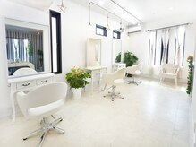 イム ヘアー デザイン(imu hair design)の雰囲気（白を基調とした北欧調のデザインの店内でリラックス♪）