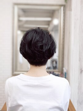 プレジール (Plaisir) くせ毛を生かしたショートボブ　耳かけ　30代40代50代