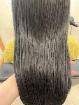 リュクスバトーバイトリコ 船橋南口店(Luxe BATEAU by tricot) グレージュカラー