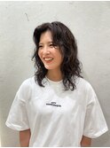 黒髪のミディアムパーマヘア　カジュアルリラックスヘア　恵比寿