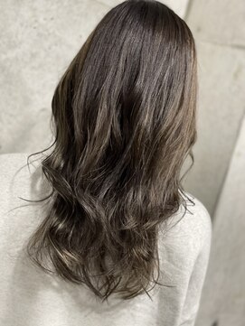 ニーゼロゼロナナ(2007) グレージュカラー