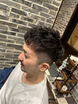 ミリオンバックス 上野(Million Bucks) 上野/刈り上げセンターパート/波巻きツイストスパイラル