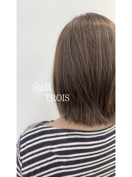 シュールトルワ(SUR TROIS) シルキーブラウンベージュ