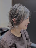 ジエクト 本店(The Ect)&nbsp;ホワイトシルバーカラー×ハイトーンショート×外ハネスタイル