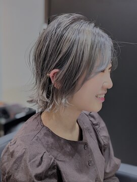 ジエクト 本店(The Ect) ホワイトシルバーカラー×ハイトーンショート×外ハネスタイル