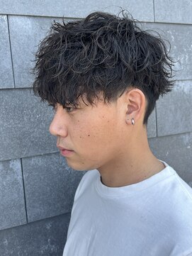 ヒュイル バイ ニアウ(Hwyl by Niau) メンズマッシュパーマ波巻スパイラルパーマニュアンスパーマ眉毛