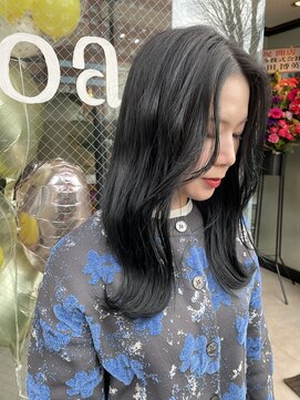 ロアバイチェリーコークウブ(Loa by CHERRY COKE ubu) センター分けミディアム×ブルーブラック