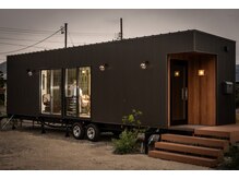 シダーの雰囲気（ブラックの外観と広い窓。朝日も夕陽もきれいに差し込みます。）