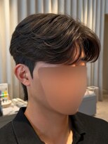 ノラギンザユー(NORA GINZA/U)&nbsp;ツーブロック黒髪毛流れセンターパート刈り上げなしダウンパーマ