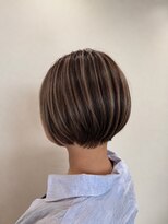 ロッカ(ROCCA) 丸みショートボブ×白髪ぼかしハイライト