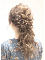 アズール 草加(azule) 【azule】透明感の出るふんわりカールのノットヘアハーフアップ