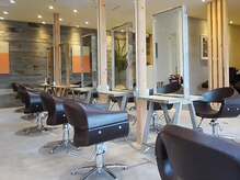 オーブ ヘアー カルロ 秋田店(AUBE HAIR calro)の雰囲気（開放感のある明るい店内で、くつろぎの時間をお過ごしください。）