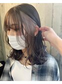 インナーシルバーベージュのミディアムヘア