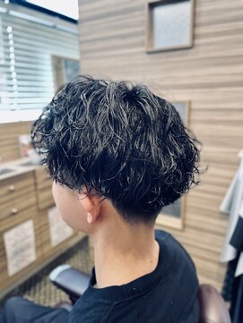 ゼロスバーバー(0's BARBER SHOP) メンズパーマ波巻きスパイラルツイスパ黒髪フェード