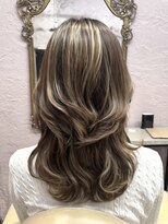 フッタ(Futta)&nbsp;ハイライトミディアムレイヤー×くびれヘアスタイル