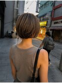 白髪ぼかしハイライト×オリーブベージュ×丸みショートボブ