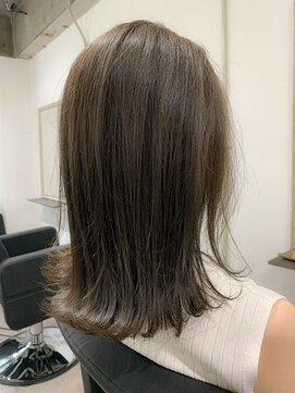 カフカ(CAFCA) ミディアムくびれボブ/カーキグレージュ