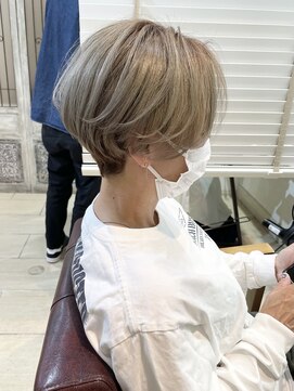 ラウラアンドロー(LAURA&RO) 大人ショート☆ピンクベージュ☆ブリーチカラー