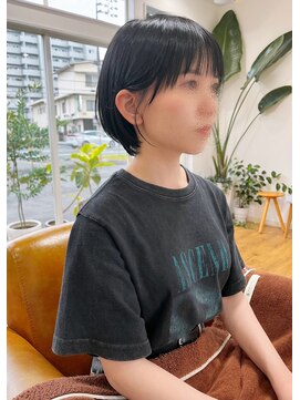 コムヘアー(COM HAIR) 耳かけショート。オフブラック。