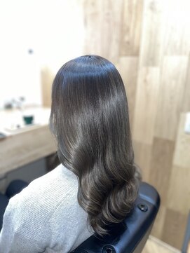 ハサミバイアトリエナガノ 千葉(8sami by atelier nagano) ショートボブ/センターパート/ツヤ髪/グラデーション/イヤリング