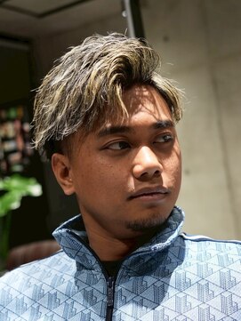 メッツ 原宿(METS) MEN'S/かき上げサイドパート×ハイライト/フェード/金メッシュ